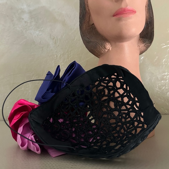DELIGHTFUL VINTAGE BLACK LACE PATTERN STRAW CAP WITH MULTICOLORED FABRIC BOWS main image 4